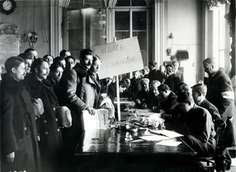 Enrôlement de la milice à la salle du Conseil municipal, Saint-Pétersbourg, mars 1917